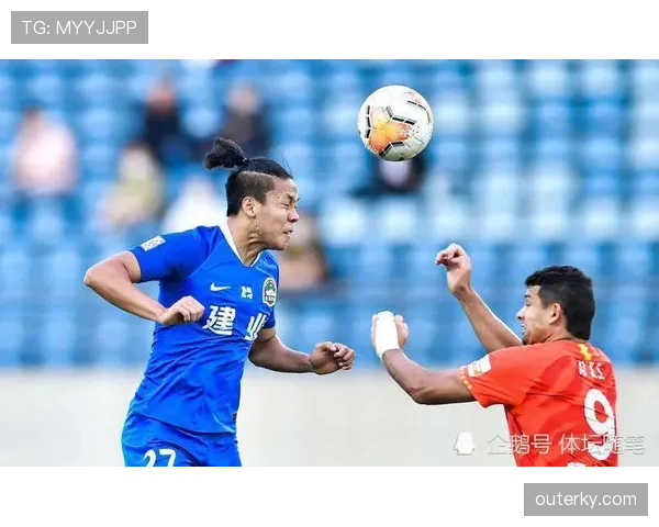 保利尼奥本赛季高位逼抢压制后防线提升中场控制力